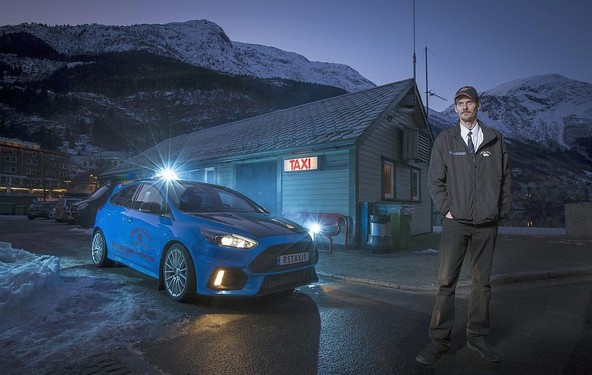 ‘Daj gas, ati!’: Športni taksi Focus RS navdušuje in zabava