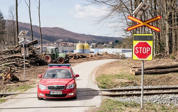 Pozor, železniški prehod!: Sistemi COPS@rail za varnejši promet na cestnih odsekih, ki prečkajo nivojske železniške prehode