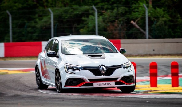 RENAULT MÉGANE R.S. TROPHY-R: Najzmogljivejši serijski avtomobil, kar jih je Renault kdajkoli ponudil na trgu