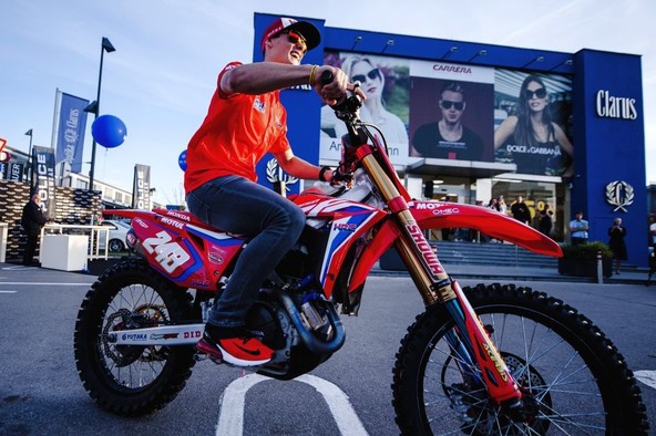 Optika Clarus - BTC Ljubljana: Tim Gajser očaral s svojim motorjem in sončnimi očali