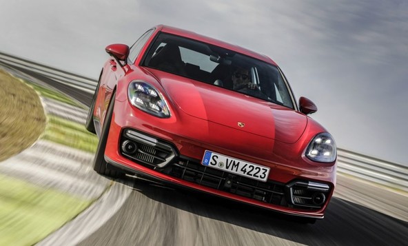 Porsche predstavlja temeljito prenovljeno kombilimuzino: Novi hibridni model in najboljša razredna zmogljivost za Panamero