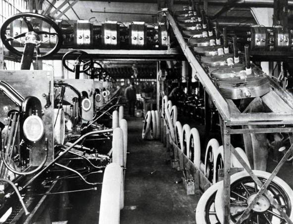 Ford: Ford praznuje 100. obletnico uvedbe tekočega traku