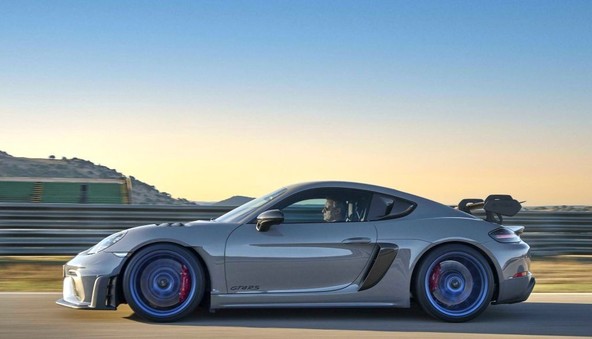 Novi Porsche 718 Cayman GT4 RS: Športni avtomobil z geni dirkalnika