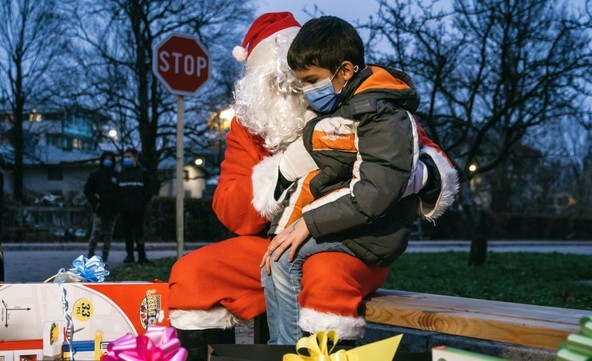 Superšportni avtomobili prinašajo božični duh: ONELIFE RALLY X-MAS RUN RAZVESELIL OTROKE V LJUBLJANI