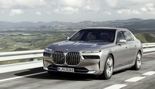 Novi BMW Serije 7: Odslej na voljo tudi s povsem električnim pogonskim sistemom