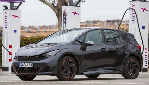 Poenostavitev polnjenja: CUPRA Born bo omogočal lažje in priročnejše polnjenje