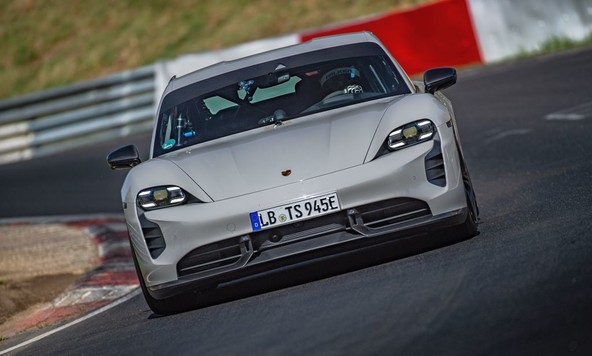 Porsche Taycan Turbo S: Taycan pokazal svoj potencial na dirkališču v nemškem Eiflu