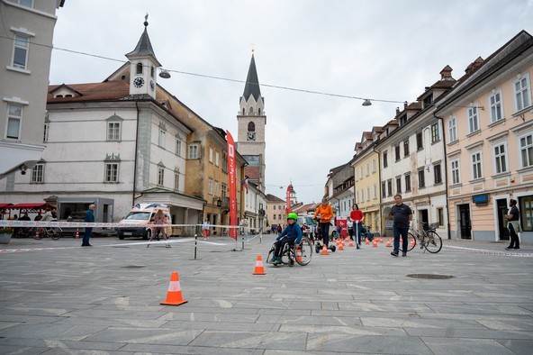 Križišče mikromobilnosti : Na e-skiro ob pravem času, z dovolj znanja in spretnostmi