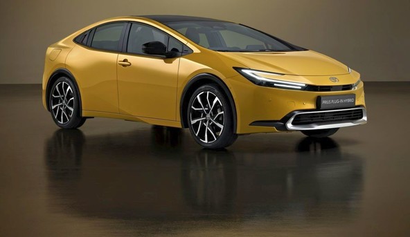 POVSEM NOVA TOYOTA PRIUS PLUG-IN HYBRID: Prius v svoji peti generaciji navdušuje z atraktivnim videzom in dinamično vožnjo