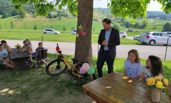 Varno na kolesu: Nagrajeni učenci OŠ Milana Majcna Šentjanž opravili servis koles