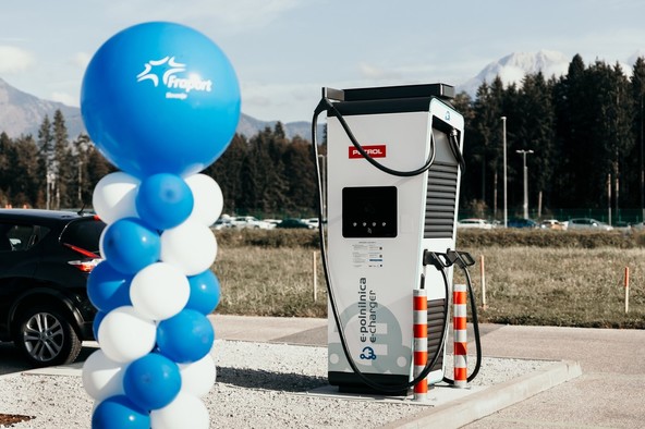 Prva izbira na poti, tudi ko gre za nove oblike mobilnosti: Petrolove e-polnilnice odslej tudi na Letališču Jožeta Pučnika Ljubljana