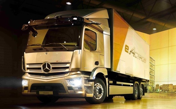 Opremljeni za košnjo, čiščenje in posipanje: Tovornjaki Mercedes-Benz z Unimogom na IFAT 2024