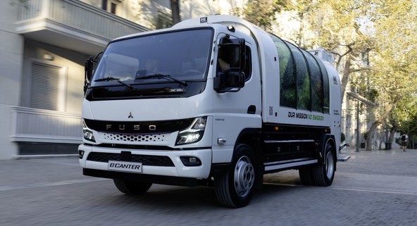 FUSO eCanter čisti v Atenah in Solunu: 89 tovornih vozil na akumulatorski električni pogon zbira odpadke 