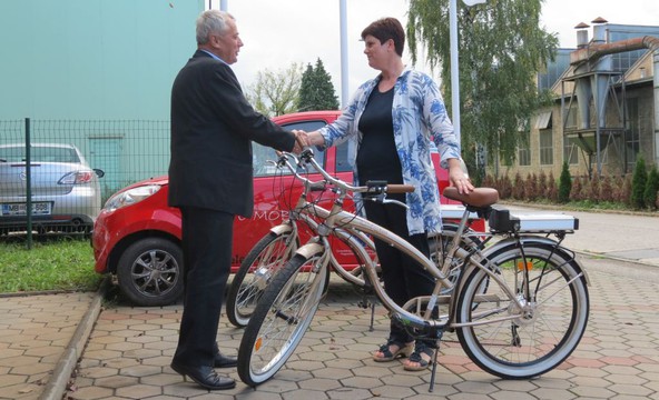 Predaja električnih koles s strani direktorice Energetske agencije za Podravje, go. Vlaste Krmelj, direktorju Zavoda Poslovno – proizvodne Cone Tezno, g. Gorazdu Bendetu.