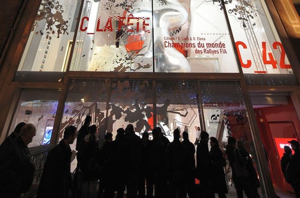 Citroënov salon na Elizejskih poljanah: NOVOLETNE LUČKE SO SI PRILASTILE SALON C-42