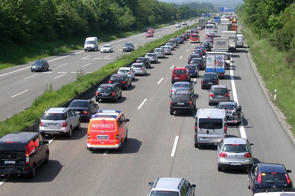 Reševalni pas – zavedeni vozniki na slovenskih cestah: Različna navodila uporabnikom avtocest v različnih državah
