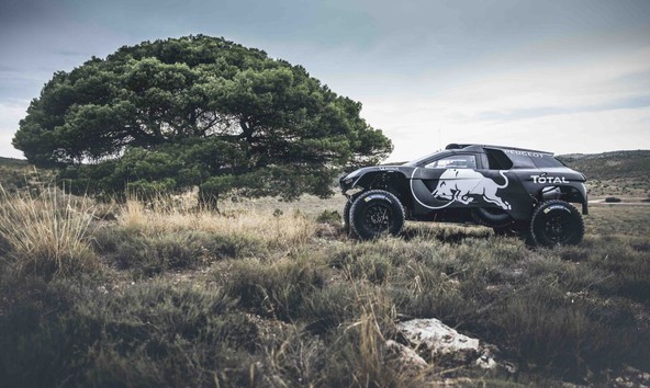 PEUGEOT 2008 DKR16 zdaj še bolj mišičast: Širši, daljši in še zmogljivejši dirkalnik je pripravljen na osvajanje novih teritorijev!