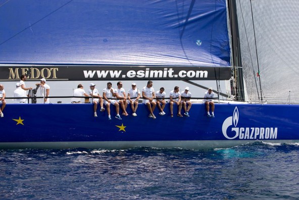 Esimit Europa 2: Najhitrejša jadrnica na svetu uradno splovljena v Cannesu