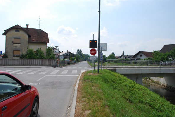 Collision Preventing Safety System podjetja A.s.K.: Opozorilni sistem COPS@road na nevarnem križišču v Mengšu