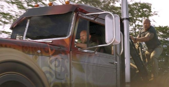 HITRI IN DRZNI: HOBBS IN SHAW : Ko sovražnika dobita skupnega sovražnika