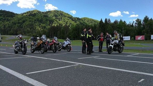 Le 15 odstotkov motoristov zavaruje tudi sebe: Zavarovalnica Triglav pomagala pri nakupu motocikla za motoriste reševalce UKC Ljubljana