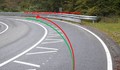 Sredinske črte prisilijo motorista, da zmanjša hitrost krepko pod dovoljeno omejitev, da lahko zvozi ovinek, to pa je nevarno, saj avtomobil za njim ne zmanjša hitrosti in se lahko zaleti v zadnji del motorista