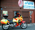 Predstavniki ZMKS so si pred klubskimi prostori motokluba Vaški boysi v Domžalah lahko ogledali reševalni motor Honda Varadero.
