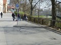 Do parkirišča za motorna kolesa se lahko dostopa le iz smeri Zmajskega mosta oz. Resljeve ceste, prometni znak pa je obrnjen v napačno smer. Ko se je položila nova asfaltna prevleka, se je pozabilo zarisati talne označbe (boxe)