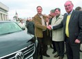 Anatoly Artamonov, guverner Oblasti Kaluga (srednji izmed trojice)