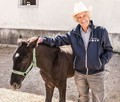 Lipicanski žrebiček navdušil legendo formule 1: Arturo Merzario je Kobilarno Lipica obiskal na rallyju starodobnih vozil Mitteleuropean Race
