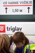 200 jahačev za varnejšo vožnjo v šolo: Uporaba otroških avtomobilskih sedežev in pravilno pripenjanje ključna tudi pri šolskih prevozih