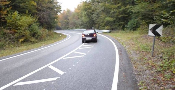 Avtomobilisti še naprej vozijo prehitro, sekajo ovinke in ogrožajo nasproti vozeča vozila