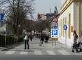 Predlagamo, da se ob glavni cesti postavi prometni znak, ki bi motoristom dal informacijo, kje se nahaja parkirišče za motorna kolesa
