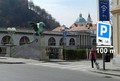 Predlagamo, da se ob glavni cesti postavi prometni znak, ki bi motoristom dal informacijo, kje se nahaja parkirišče za motorna kolesa