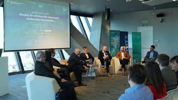 Mobilnostni zajtrk, od leve proti desni: mag. Matjaž Vrčko, vodja Sektorja za javni potniški promet na Ministrstvu za infrastrukturo; mag. Darja Kocjan, direktorica SŽ – Potniški promet; dr. Rok Vihar, namestnik direktorja LPP; Marko Guček, CEO podjetja GoOpti; Matej Čer, prokurist podjetja Avantcar; sociolog dr. Aidan Cerar, IPoP - Inštitut za politike prostora; Marjan Beltram, izvršni direktor za turizem in storitve mobilnosti pri podjetju Nomago 