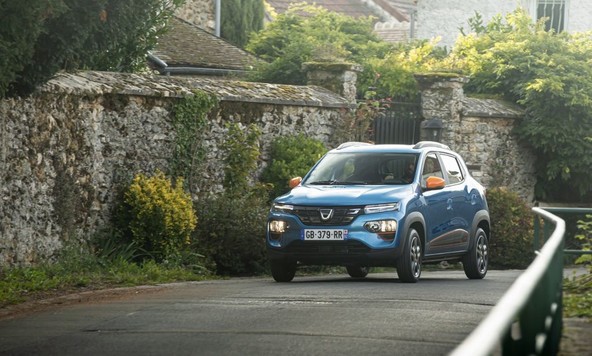 SPREMINJANJE NAVAD IN PREVOZOV: OSEM OD DESETIH EVROPEJCEV SI ŽELI ELEKTRIČNO MOBILNOST