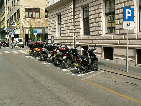 Zveza moto klubov Slovenije: Novi znaki za označevanje brezplačnih parkirnih mest