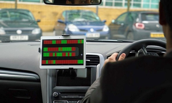 ‘Parkiranje s sodelovanjem’: Je iskanje prostora na zasedenih parkiriščih preveč stresno?