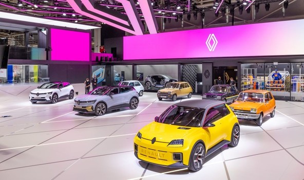 RENAULT 5 PROTOTYPE : SREČANJE KONCEPTNEGA RENAULTA IN NJEGOVIH PREDNIKOV 