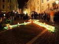 pogled na svečke, ki govorijo v spomin in opomin na žrtve prometnih nesreč.