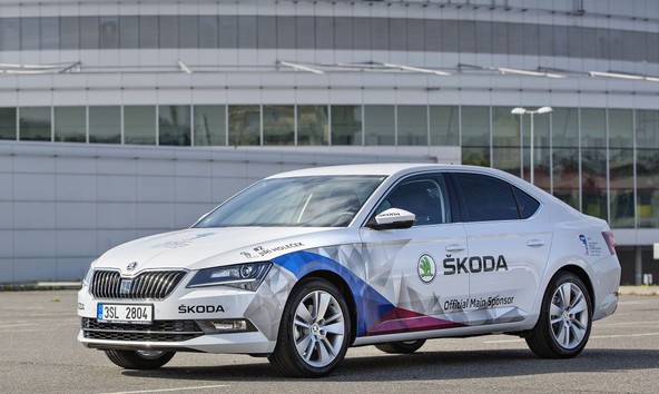 Škoda Superb na domačem terenu: Avtomobilski paradni konj svetovnega prvenstva v hokeju na ledu IIHF
