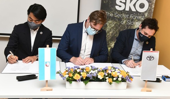 Predsednik Toyota Adria Kensuke Tsuchiya, župan dr. Vladimir Prebilič in direktor Zavoda Sopotniki Marko Zevnik ob podpisu pisma o nameri