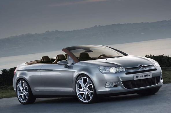 Citroën & Salon Rétromobile 2013: «CITROËNI S SNEMLJIVIMI STREHAMI IN KABRIOLETI»