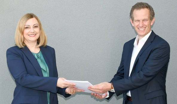 Veselita se sodelovanja: Slavica Vranjković, direktorica SV Transporte GmbH, in Markus Präßl, generalni direktor DKV Euro Service GmbH + Co KG.