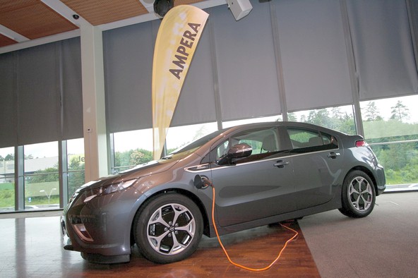 Opel Slovenija : Predpremierna predstavitev nove ampere v hotelu Mons