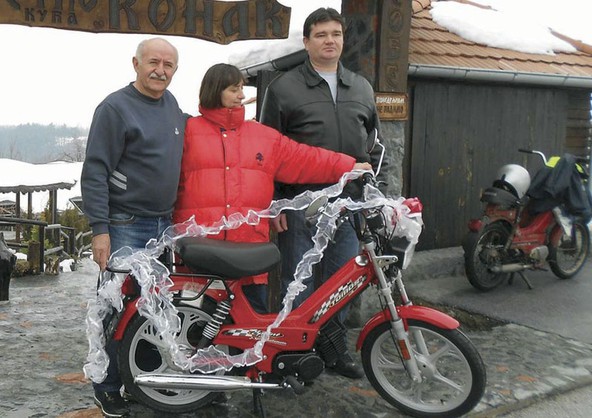 Tomos: Poklonil novo dvokolo eni svojih najzvestejših uporabnic