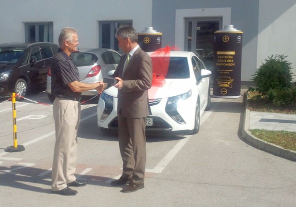 Opel: E-misija z opel ampero v e-mobilnost