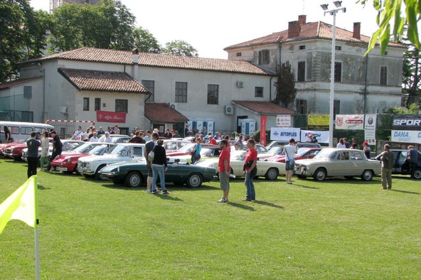 Klub Kraški Gadje: Najdaljša karavana vozil Alfa Romeo na Krasu podrla Guinnessov rekord