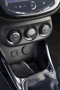 Vse bolj divji Opel ADAM: Napad morskih psov na modni avtomobil