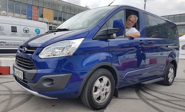 Avto-moto-logistični četverček v Celju: V atriju sejmišča testiranje Fordovega asistenčnega sistema za parkiranje